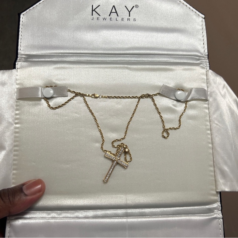 14K SOLID GOLD ROPE WITH DIAMOND CROSS PENDANT.